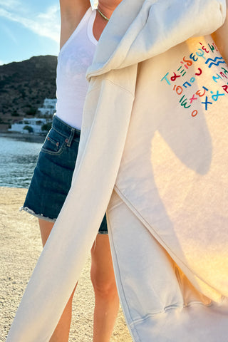 "Taksidepse me" Zaketa Hoodie in Cream 𝗢𝗻𝗲 𝗦𝗶𝘇𝗲
