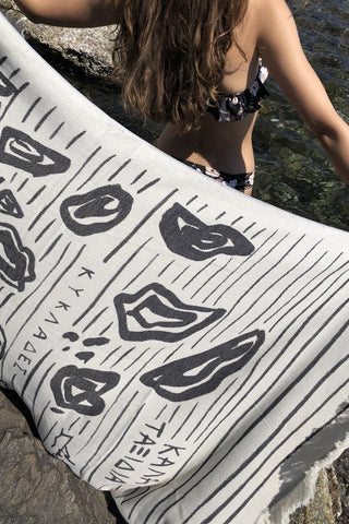“Aigaio” Beach Towel in Black